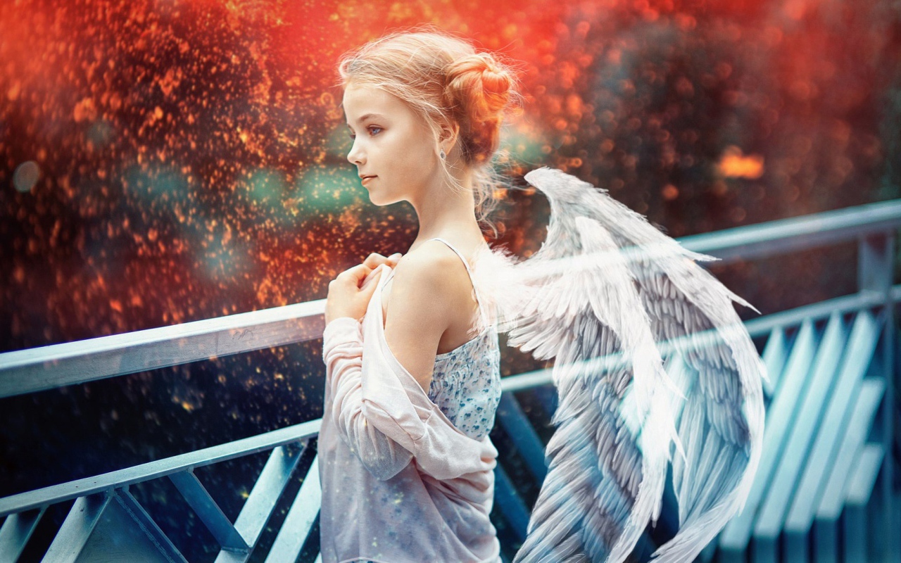 Маленькая красивая девочка с крыльями ангела