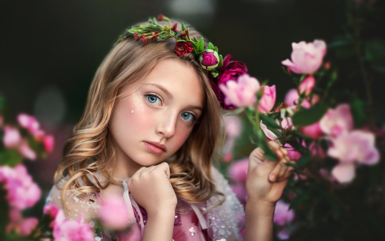 Маленькая голубоглазая девочка с цветами 
