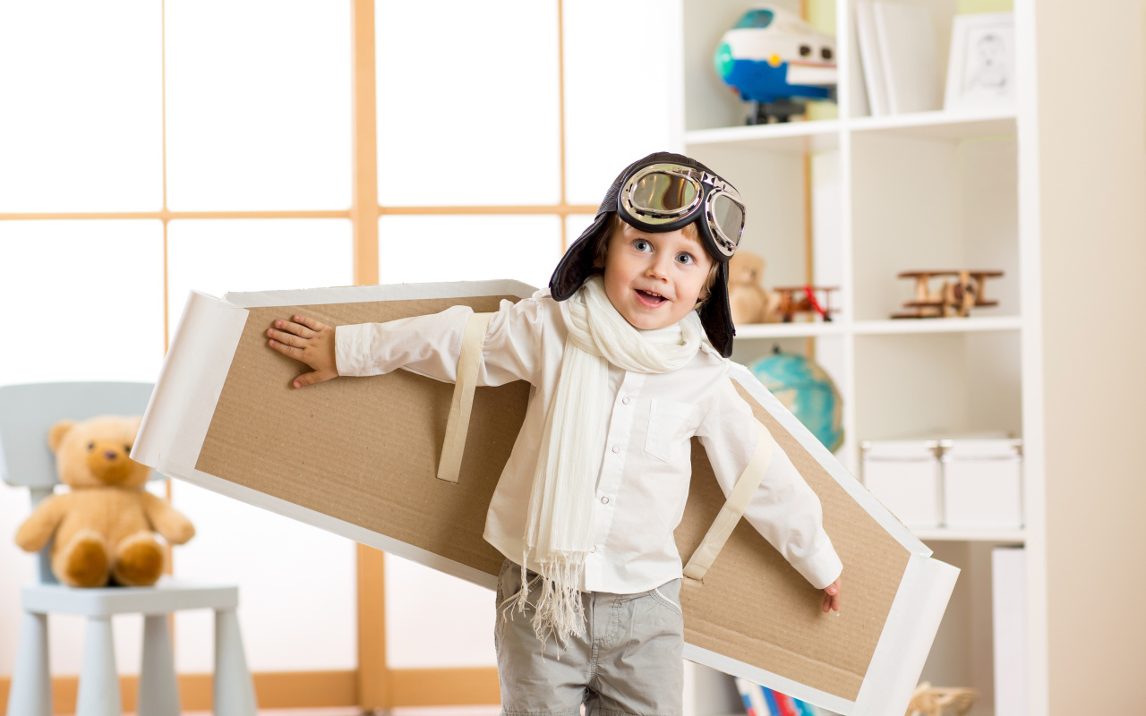 Маленький мальчик будущий летчик