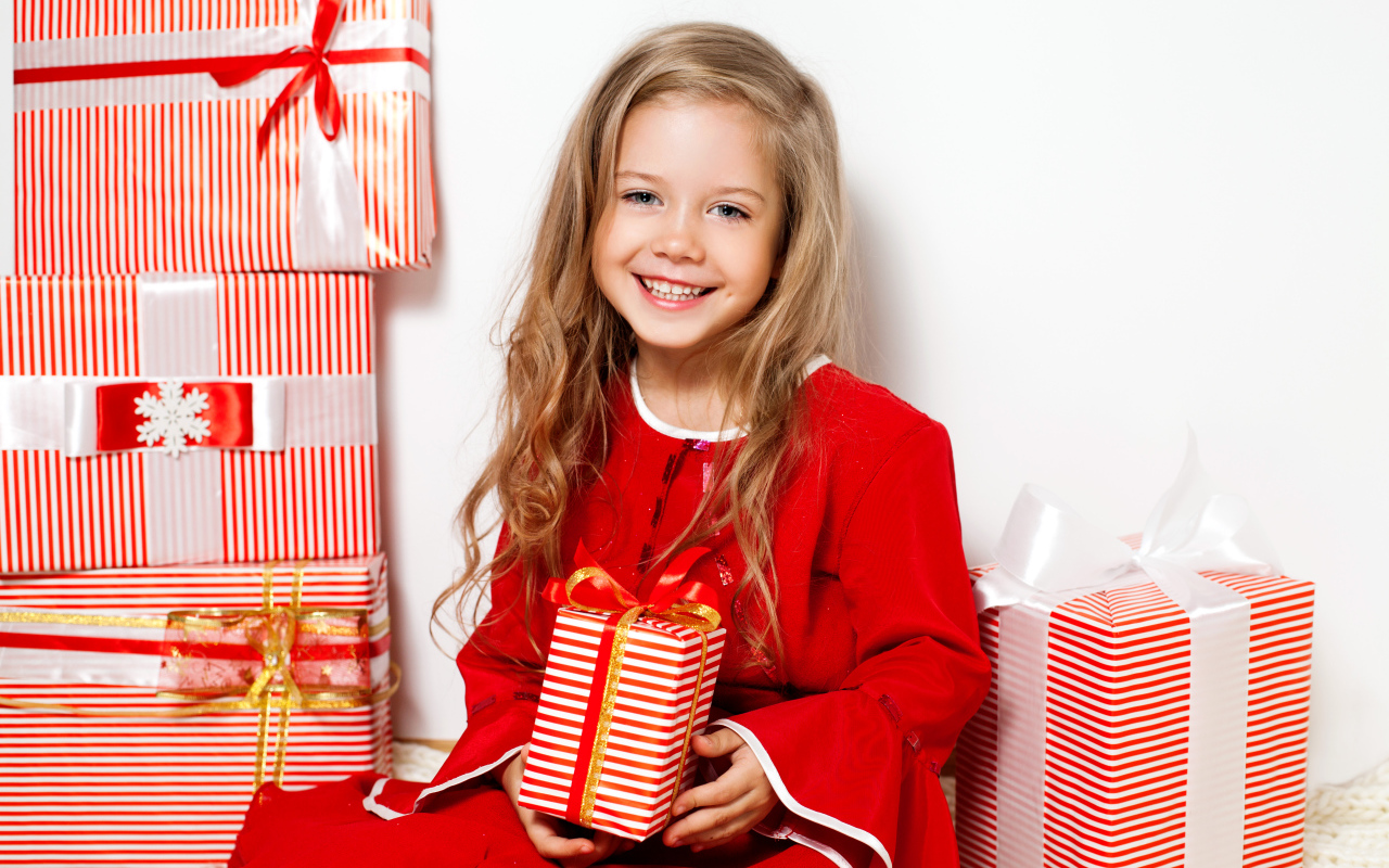 Маленькая девочка с новогодними подарками