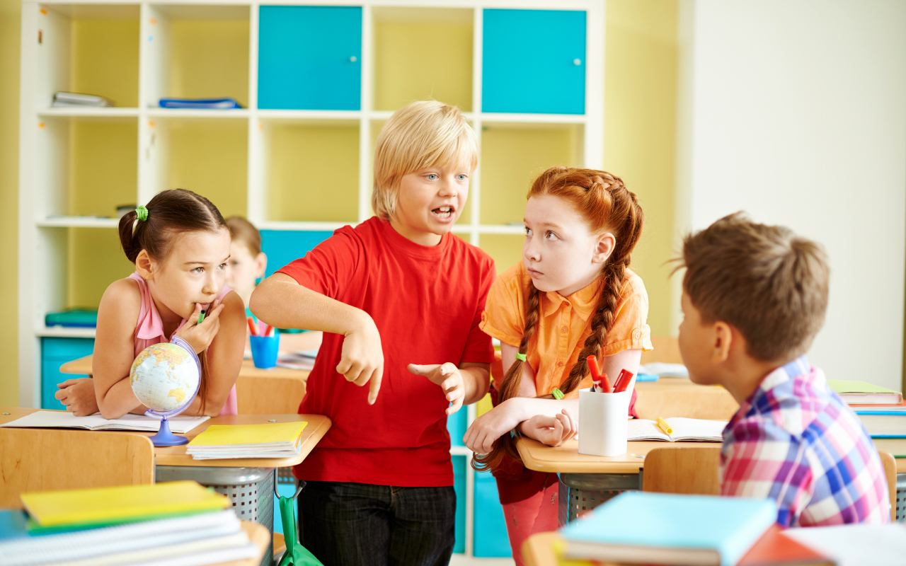 Маленькие дети школьники в классе