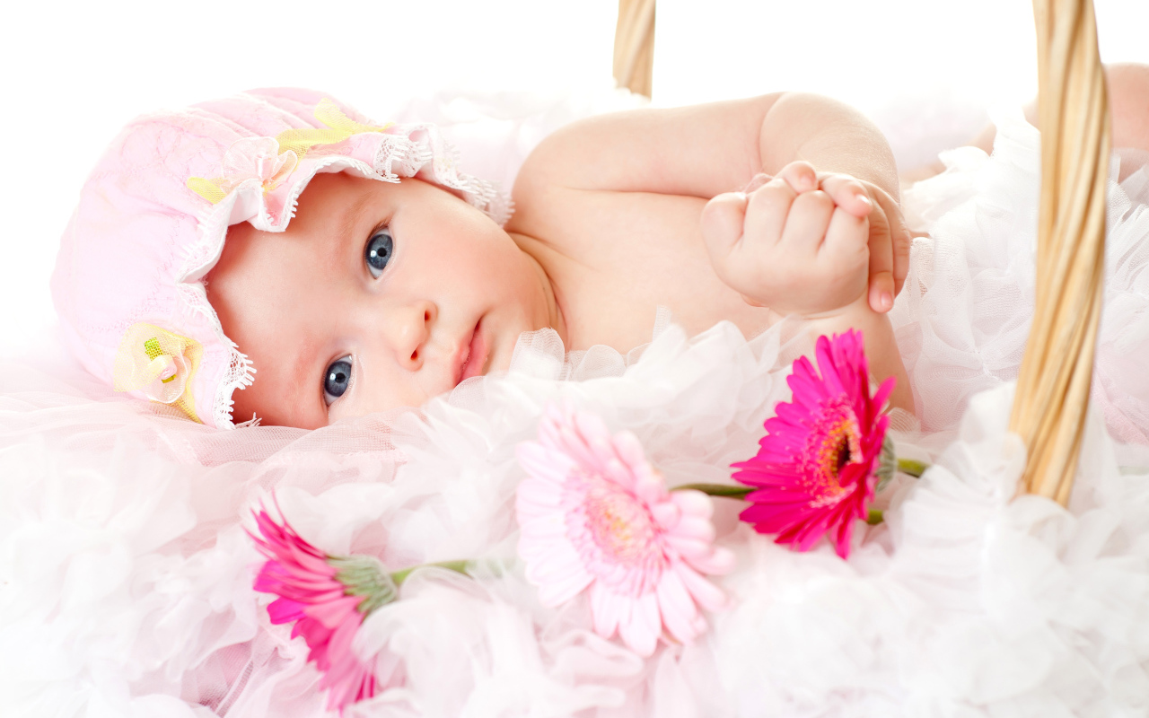 Милая девочка с шапке с тремя цветками герберы