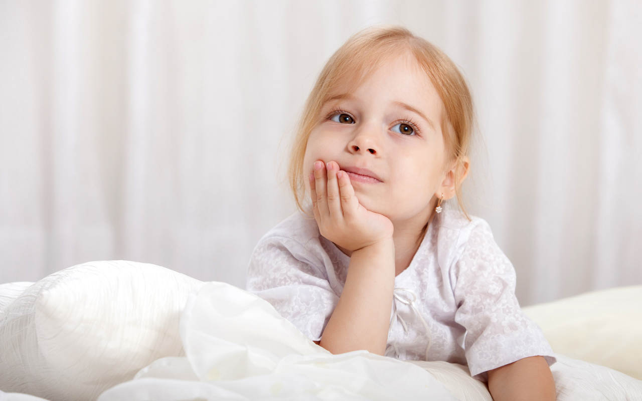 Задумчивый взгляд маленькой кареглазой девочки