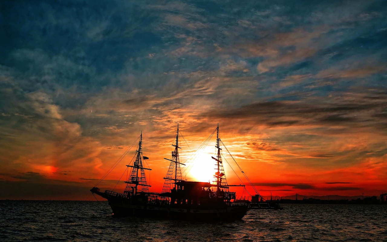 Корабль в лучах закатного солнца 
