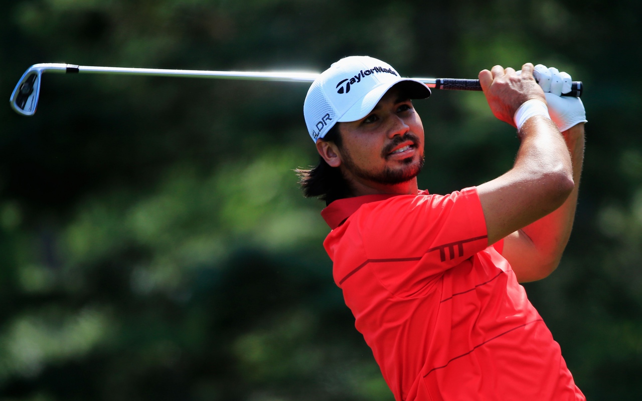 Гольфист Джейсон Дей играет на поле 