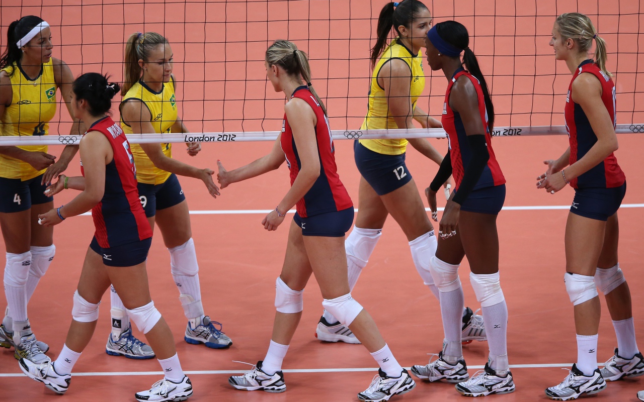 Женская волейбольная команда перед началом игры 