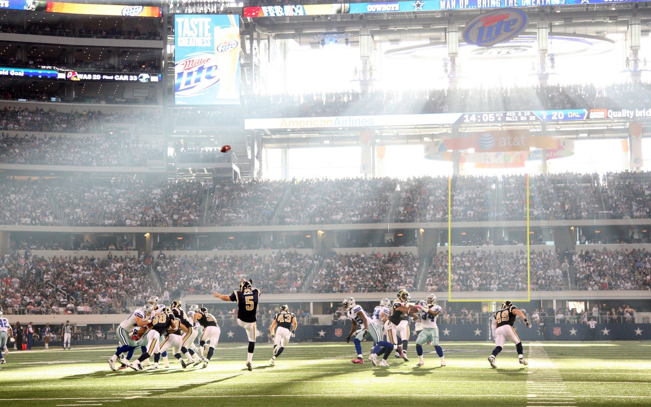 Игра команды по регби на стадионе в лучах солнца 