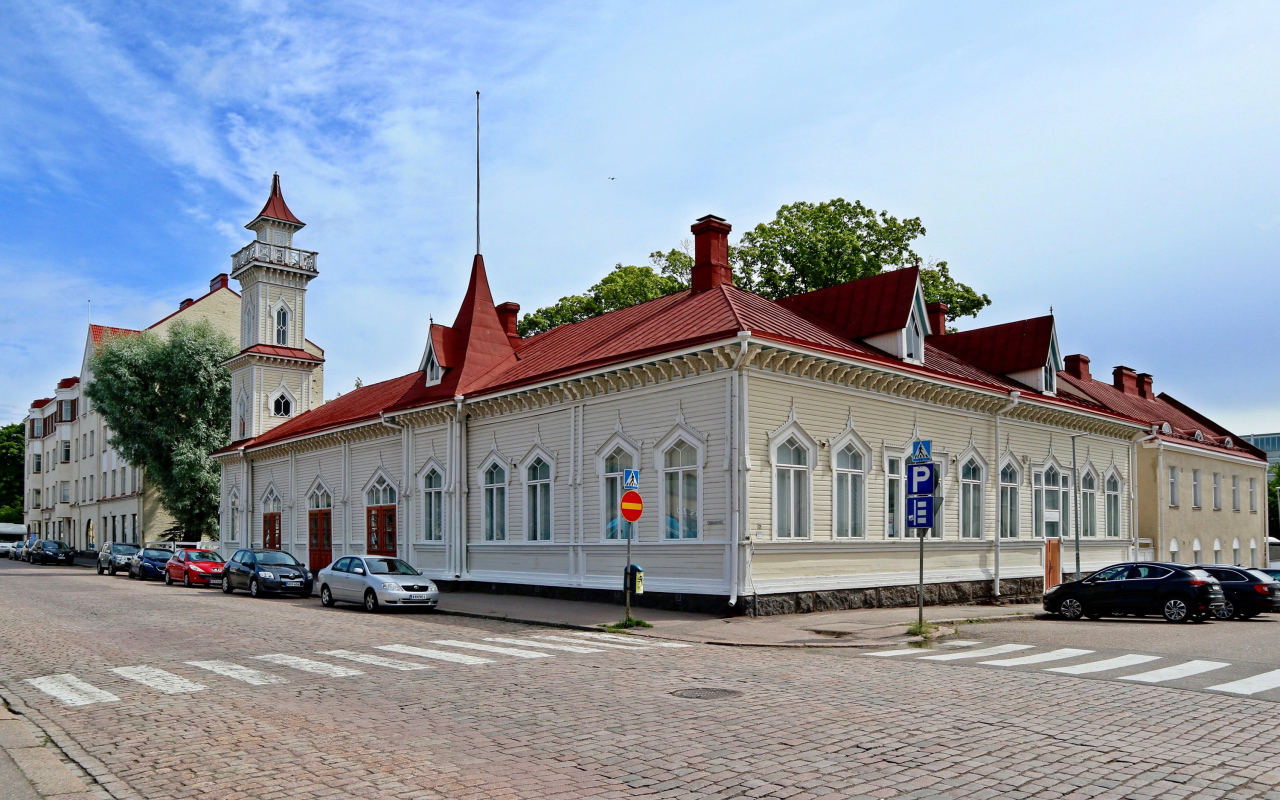 Красивое здание под красивым голубым небом в городе Котка, Финляндия