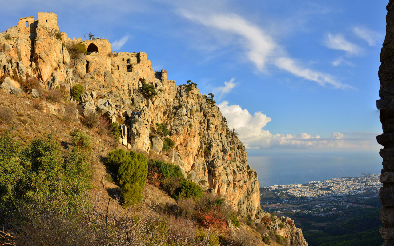 Великолепный вид на замок Святого Иллариона, Северный Кипр 