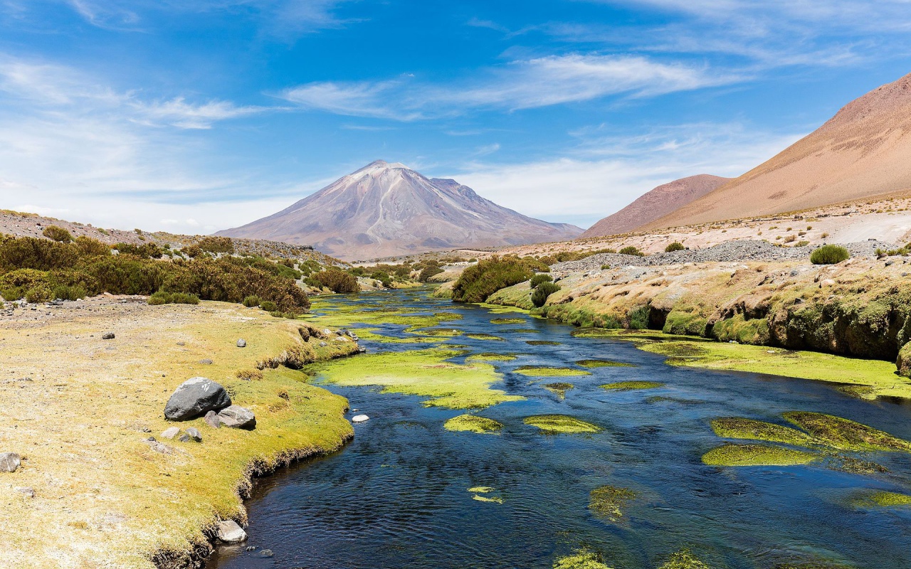 Cтратовулкан Панири и горная река на фоне голубого неба, Чили 