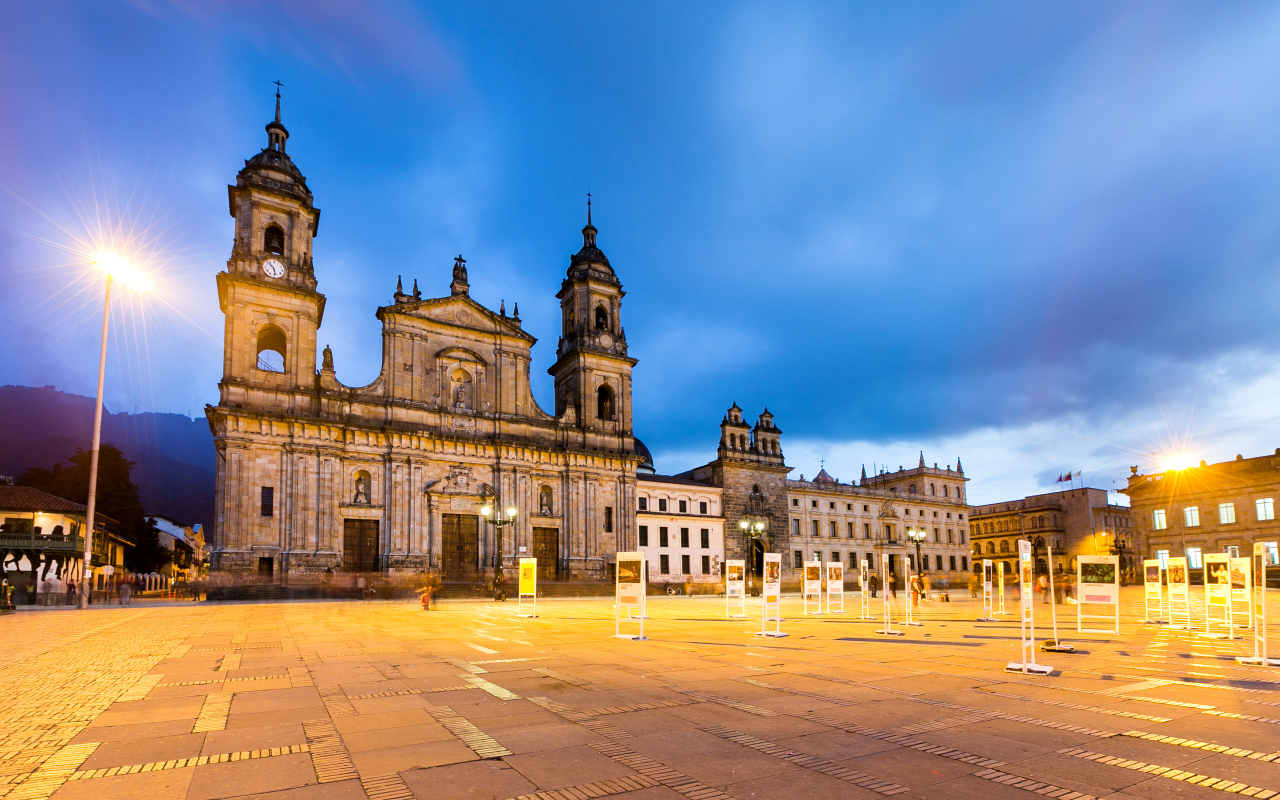 Храм на городской площади города Богота, Колумбия