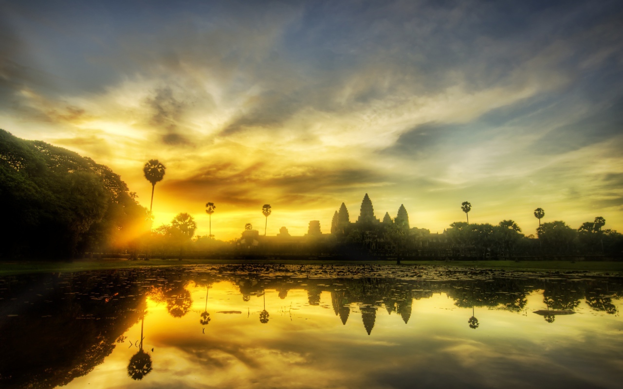 Храмовый комплекс Ангкор Ват на рассвете 