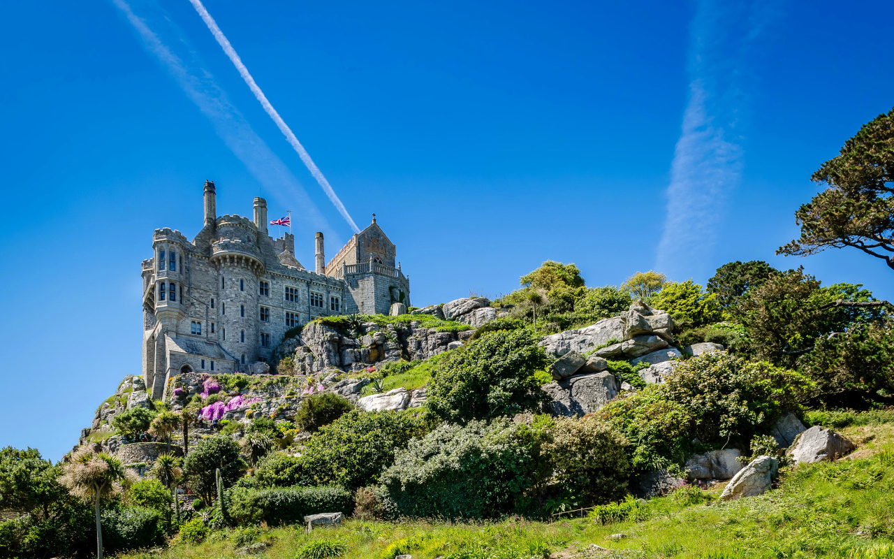Замок St Michael's Mount на фоне голубого неба, Англия 