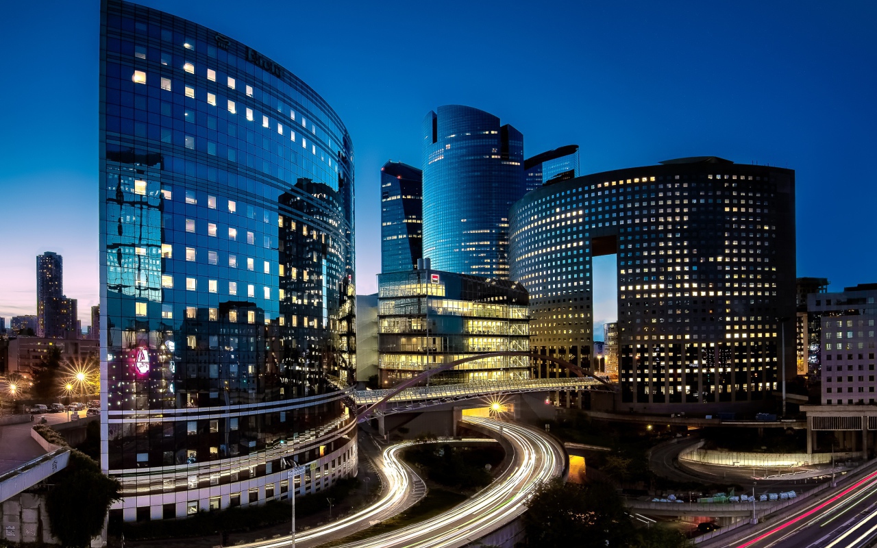 Красивые ночные небоскребы города Париж, Франция 