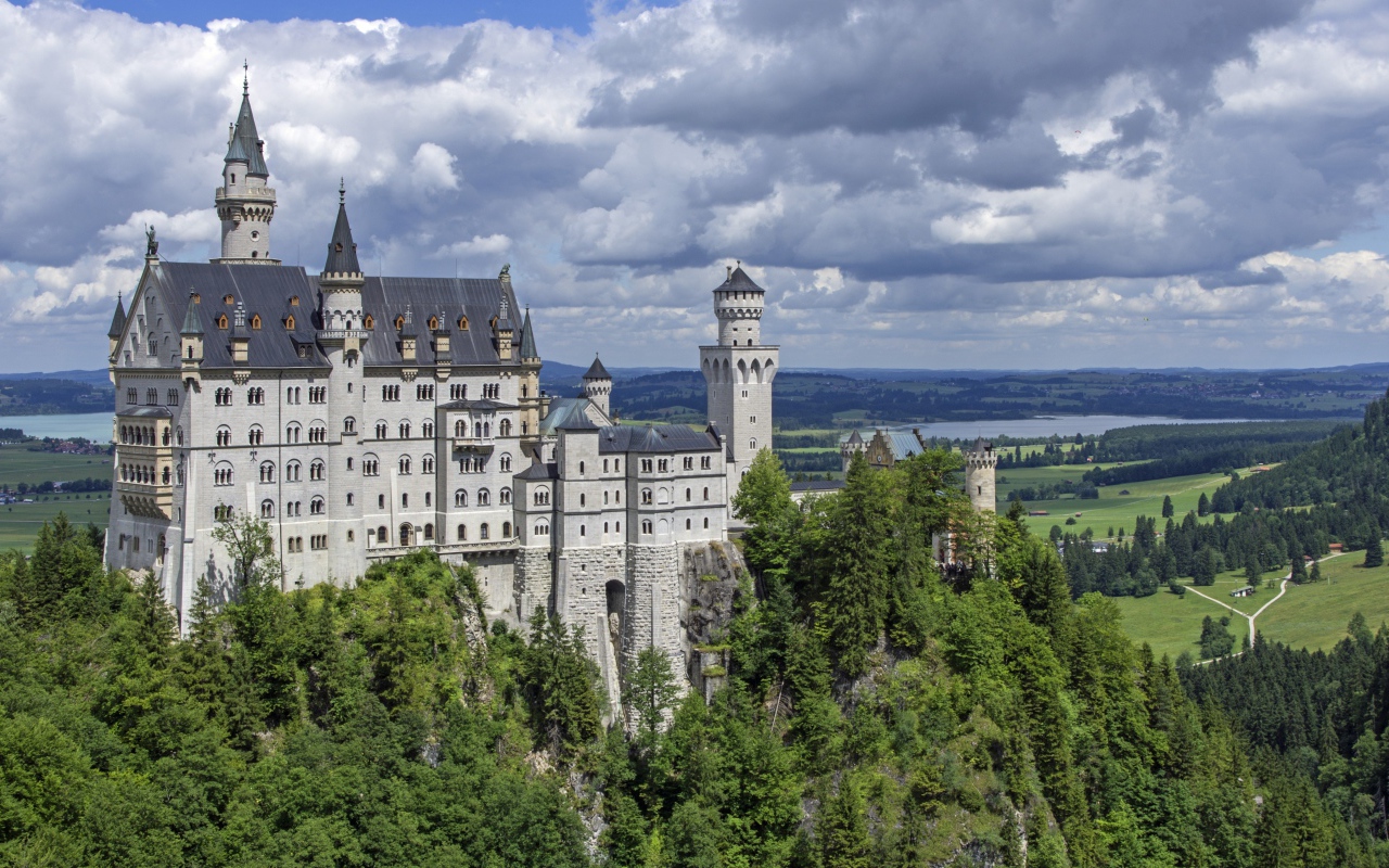 Старинный красивый замок Нойшванштайн, Германия 
