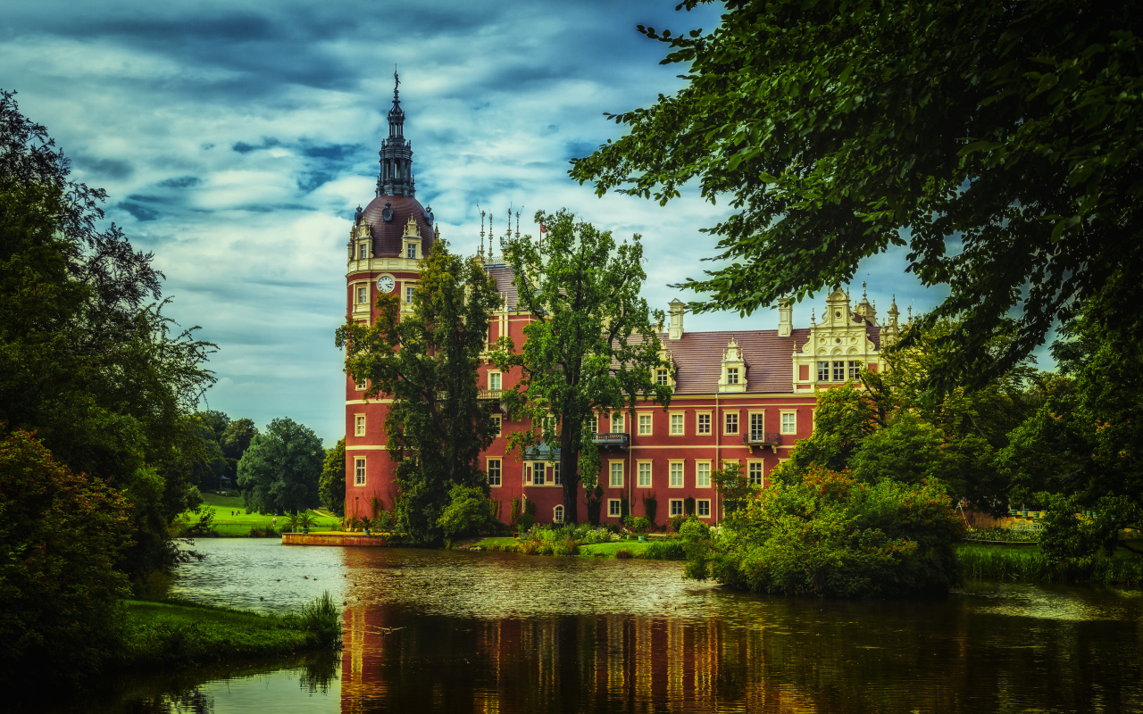 Старинный замок Морицбург у пруда, Германия 