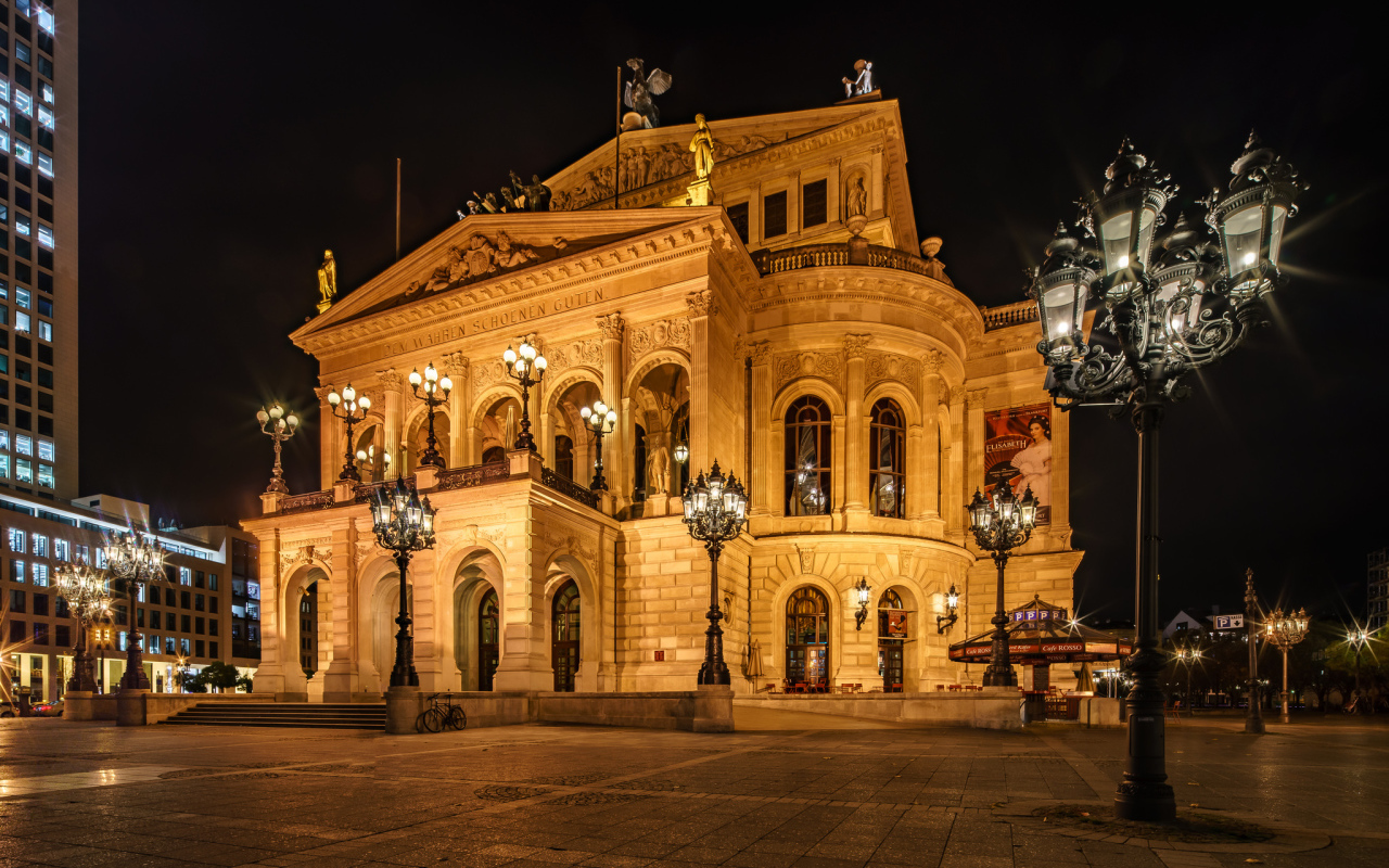 Красивое здание Старой оперы ночью,  Франкфурт-на-Майне, Германия 