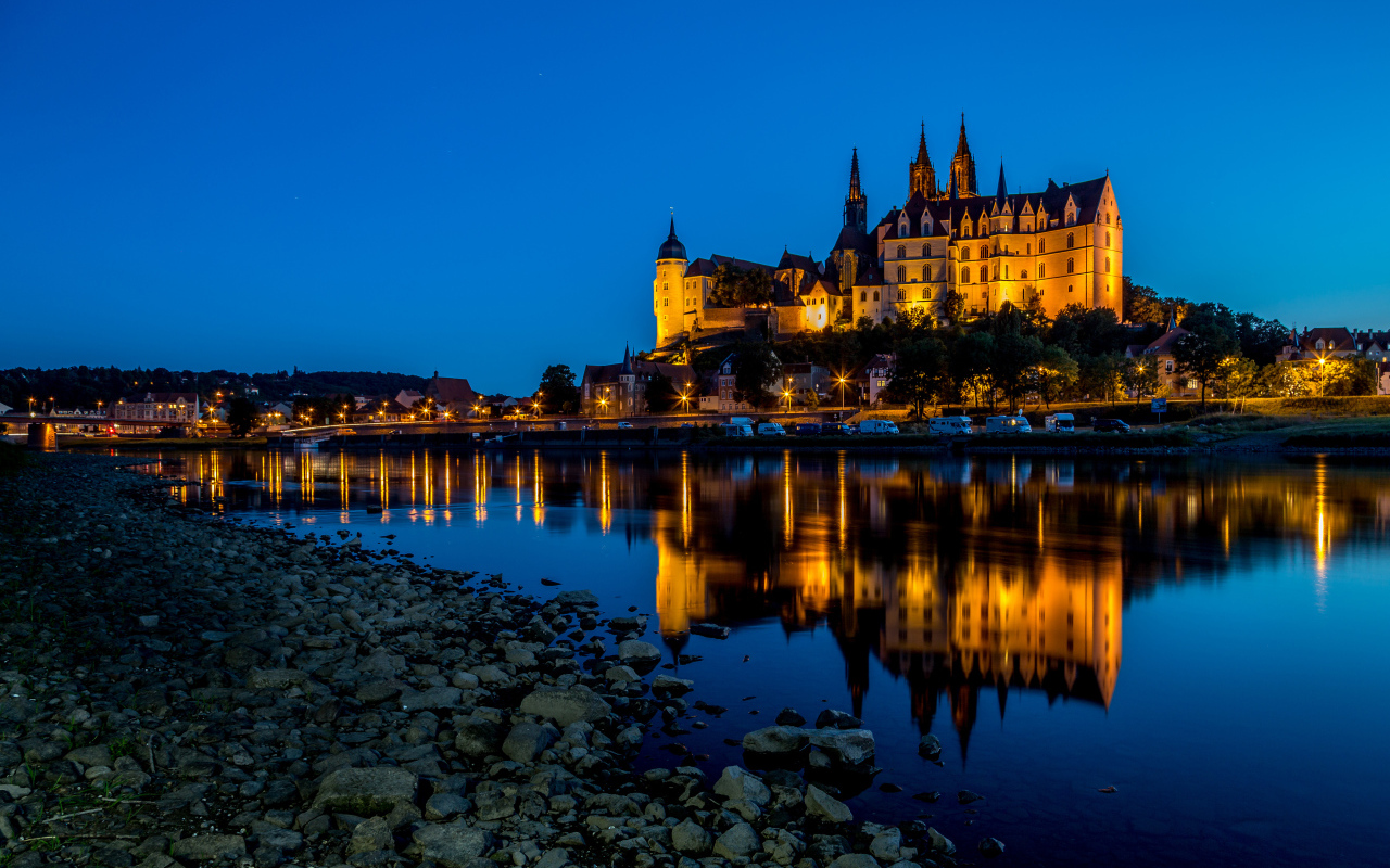 Вечерние огни замка Альбрехтсбург отражаются в воде, город Мейсен, Германия