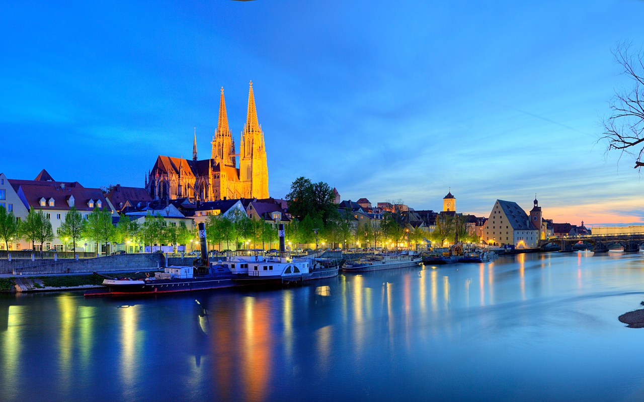 Ночной город Регенсбург у реки, Германия