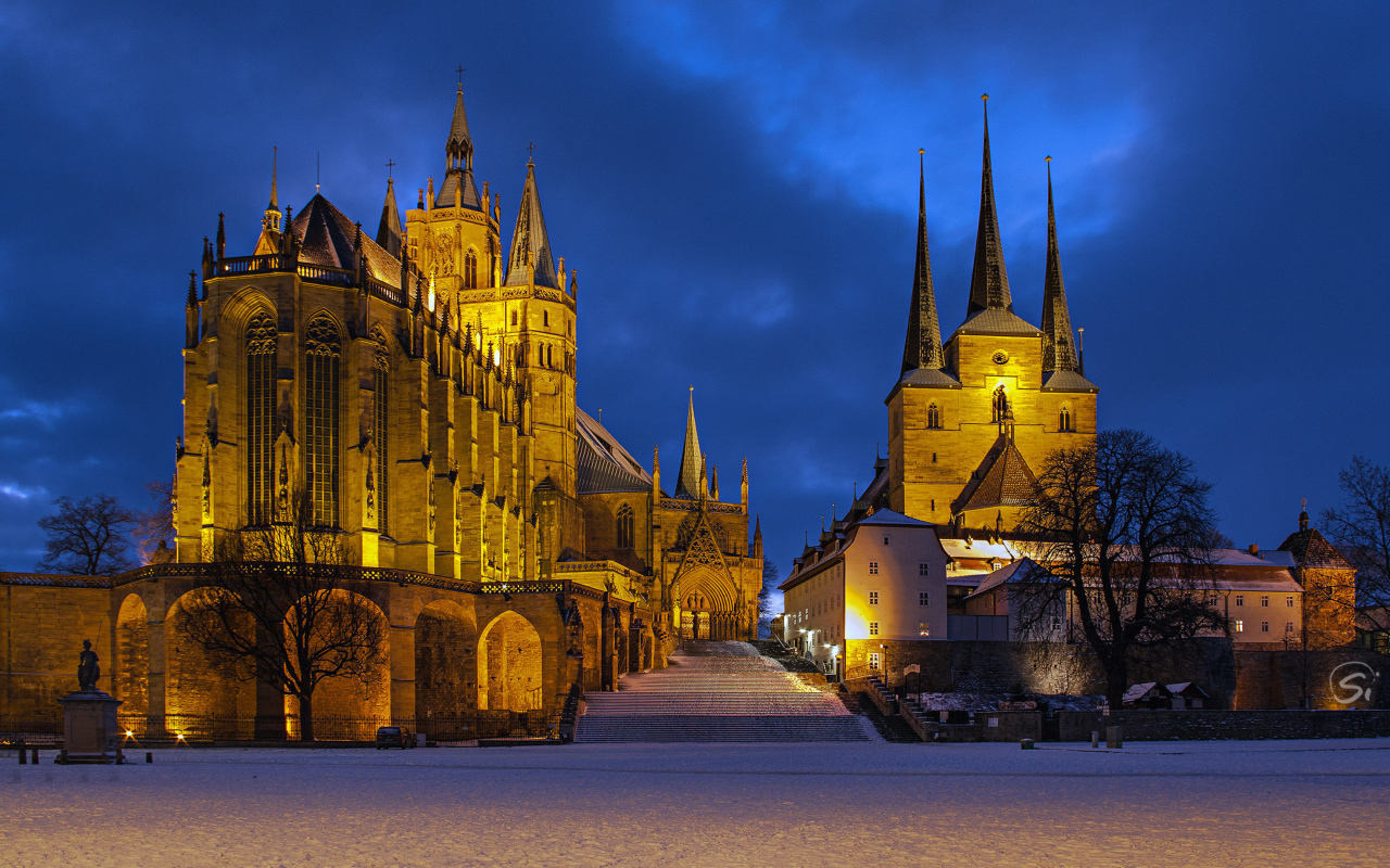 Католическая церковь в Эрфурте вечером, Германия 