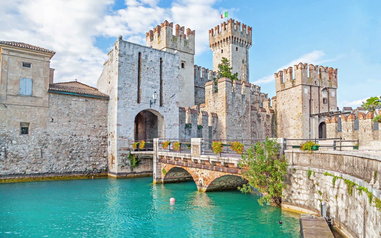 Замок Скалигер у воды, город Сирмионе. Италия 