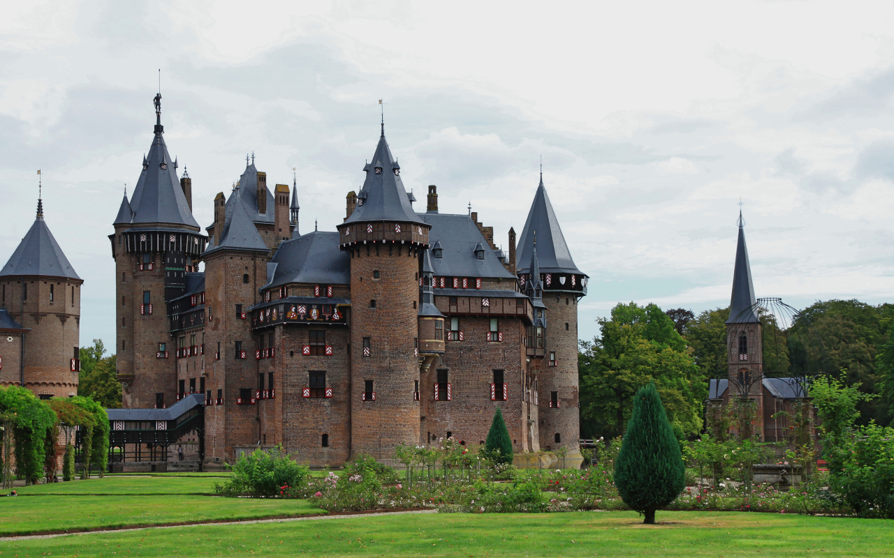 Вид на старинный замок Де-Хаар, Нидерланды