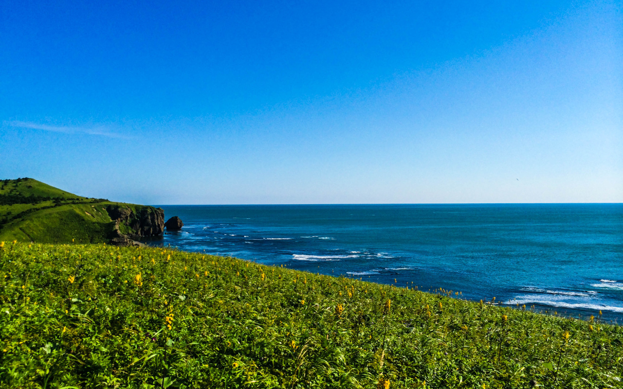Вид на море хребет Жданко, Сахалин. Россия 