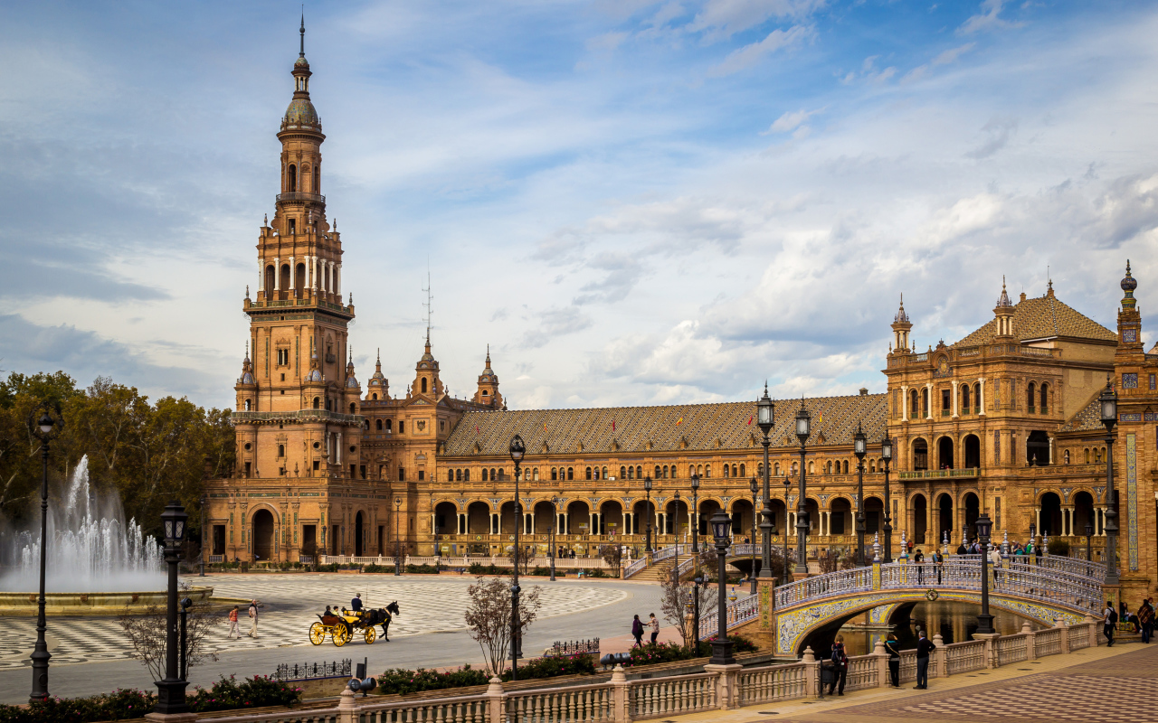 Дворец на городской площади города Севилья, Испания 