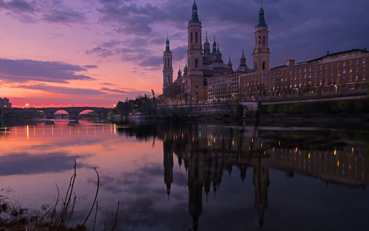 Храм Нуэстра-Сеньора-дель-Пилар отражается в воде, Испания