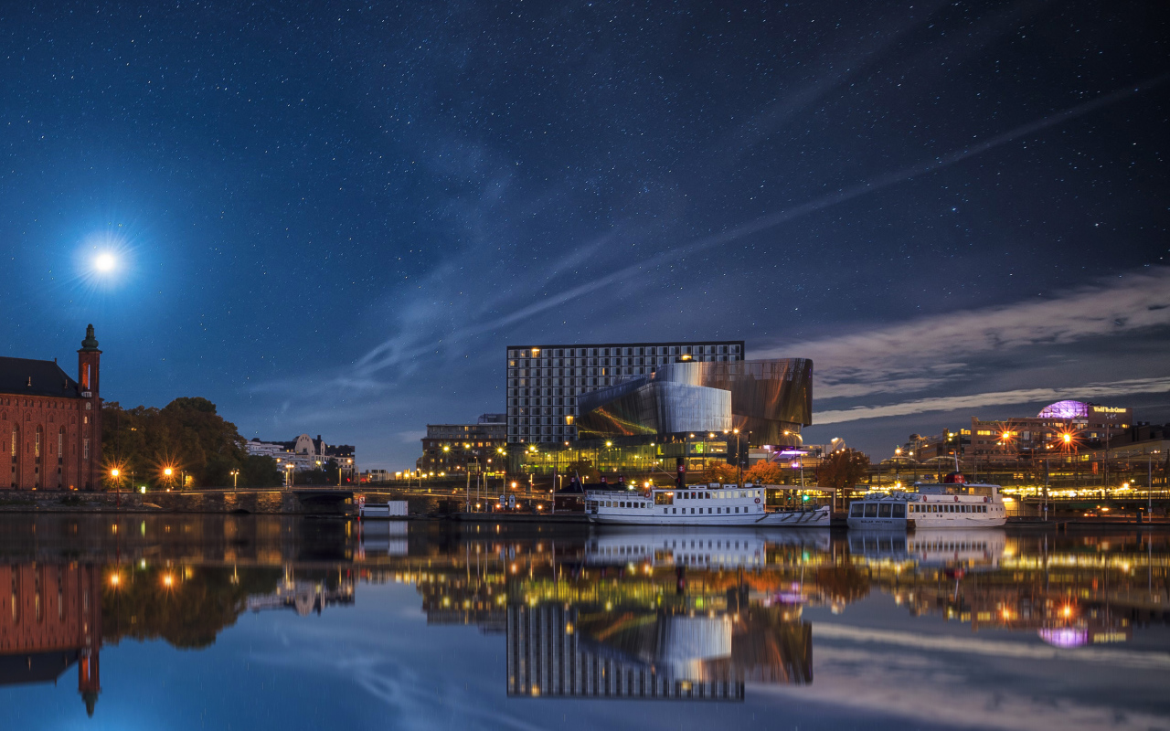 Дома отражаются в воде у причала, Стокгольм. Швеция