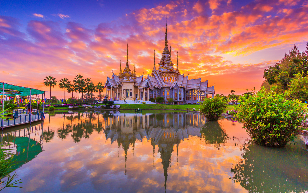 Красивый храм под живописным небом на закате,  Таиланд