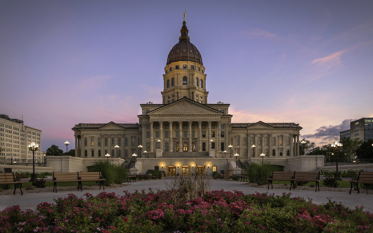 Петунии на клумбе у Капитолия штата Канзас, США 