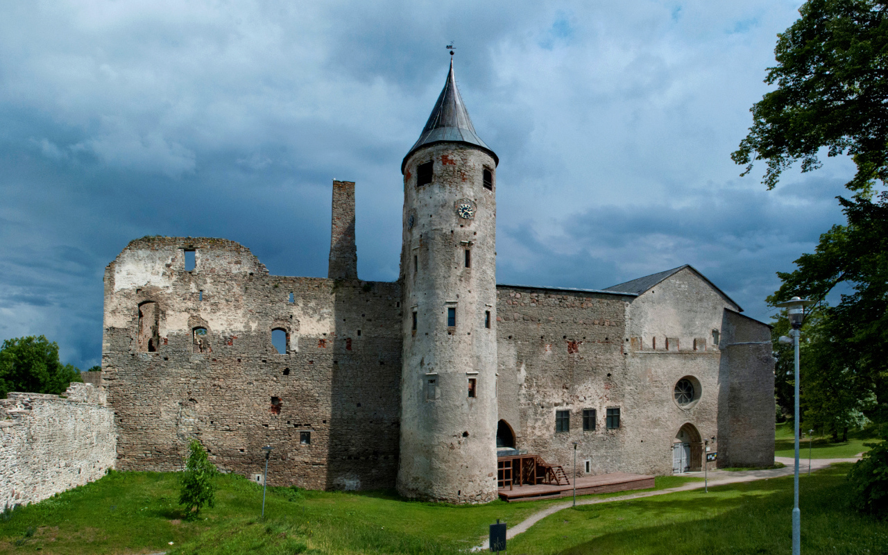 Руины старинного  Гапсальского замка, Эстония