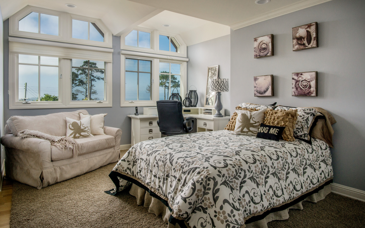 Уютная спальная комната с интерьером на морскую тематику