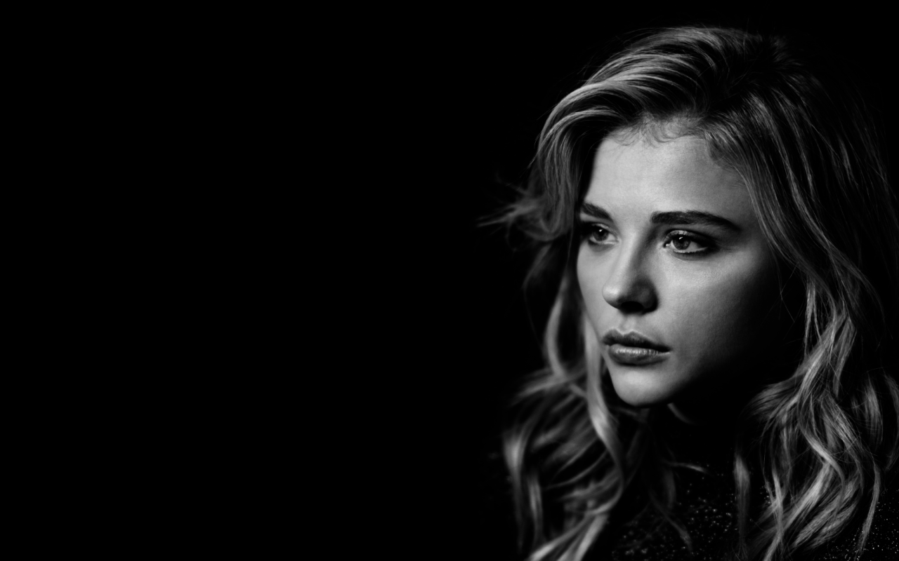 Актриса Хлоя Грейс Морец черно белое фото