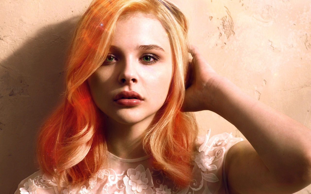 Актриса Хлоя Грейс Морец с зелеными глазами 