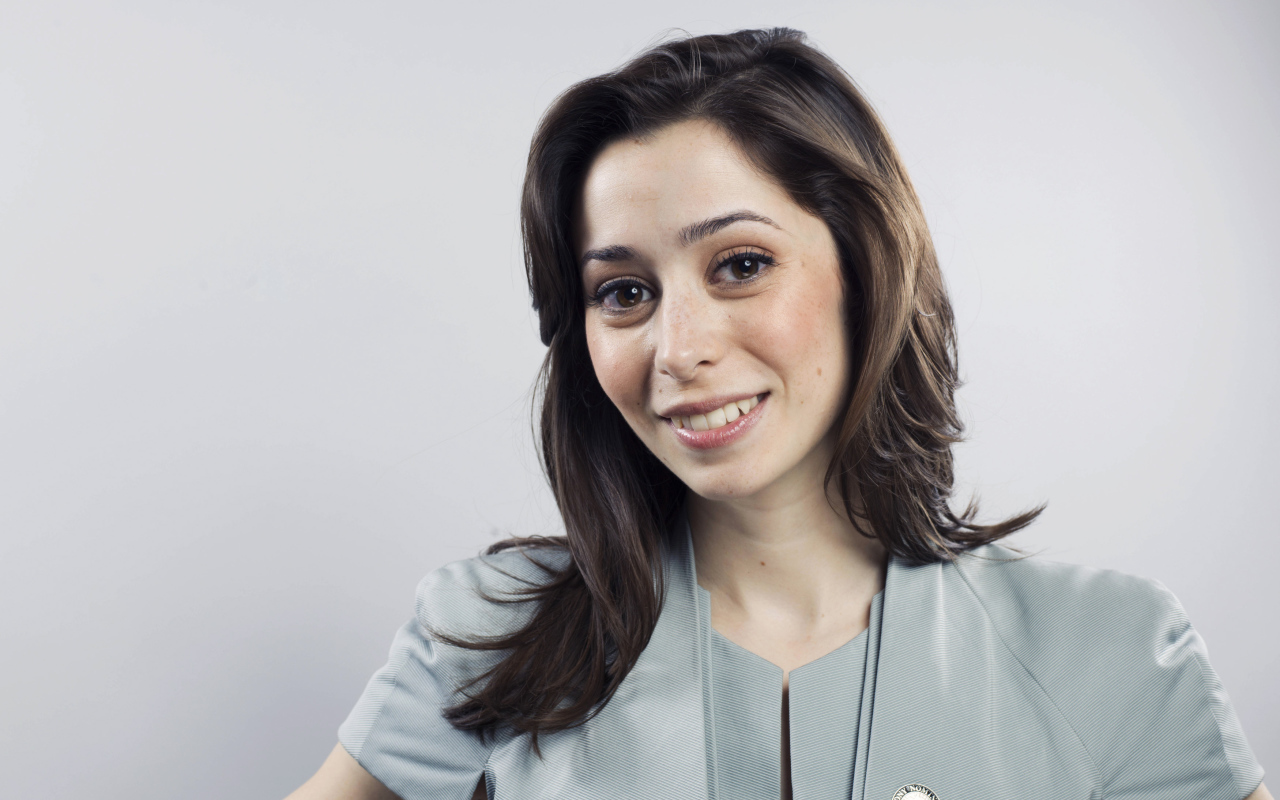 Актриса Кристин Милиоти фото на белом фоне