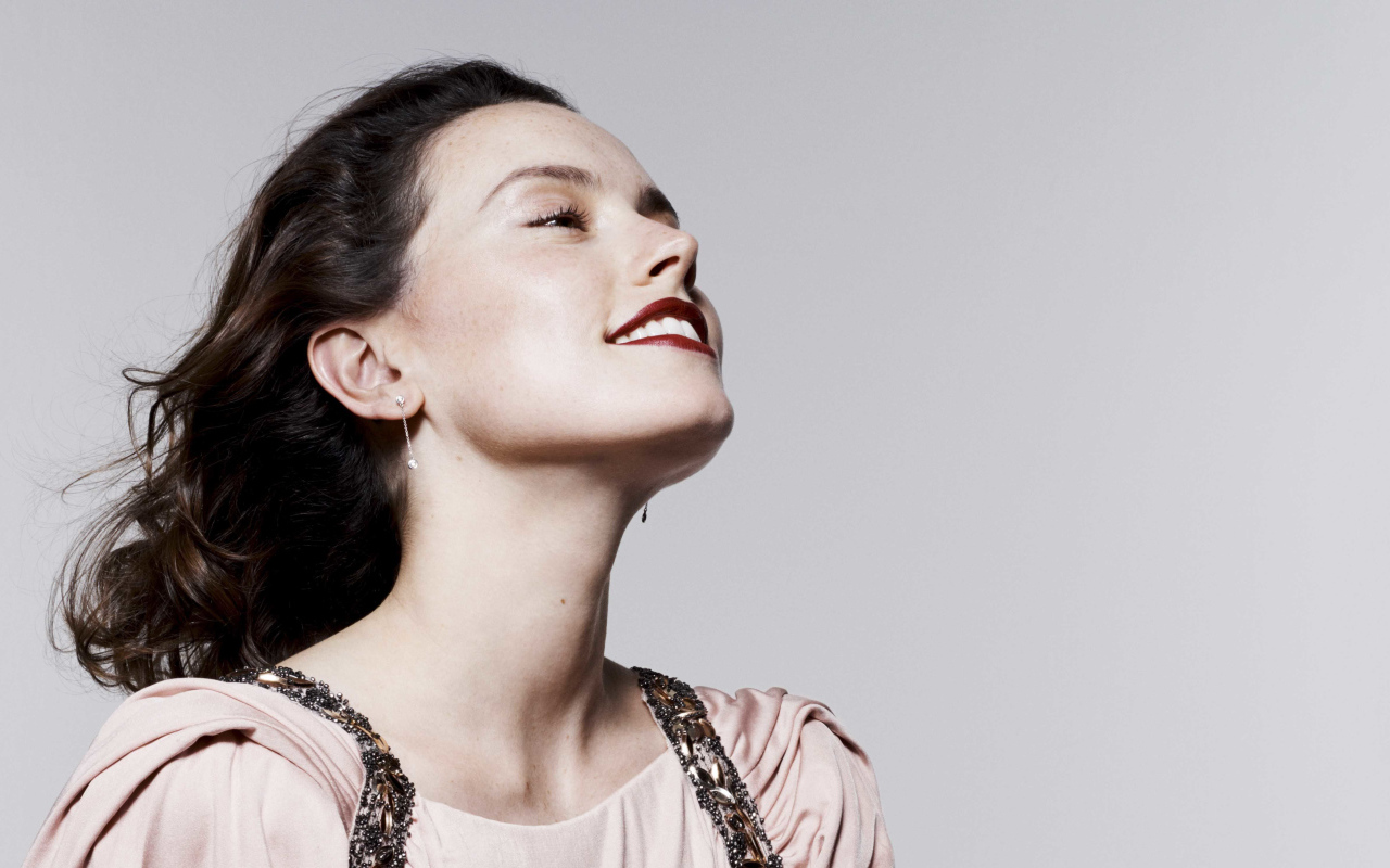 Актриса Дэйзи Ридли с накрашенными красной помадой губами