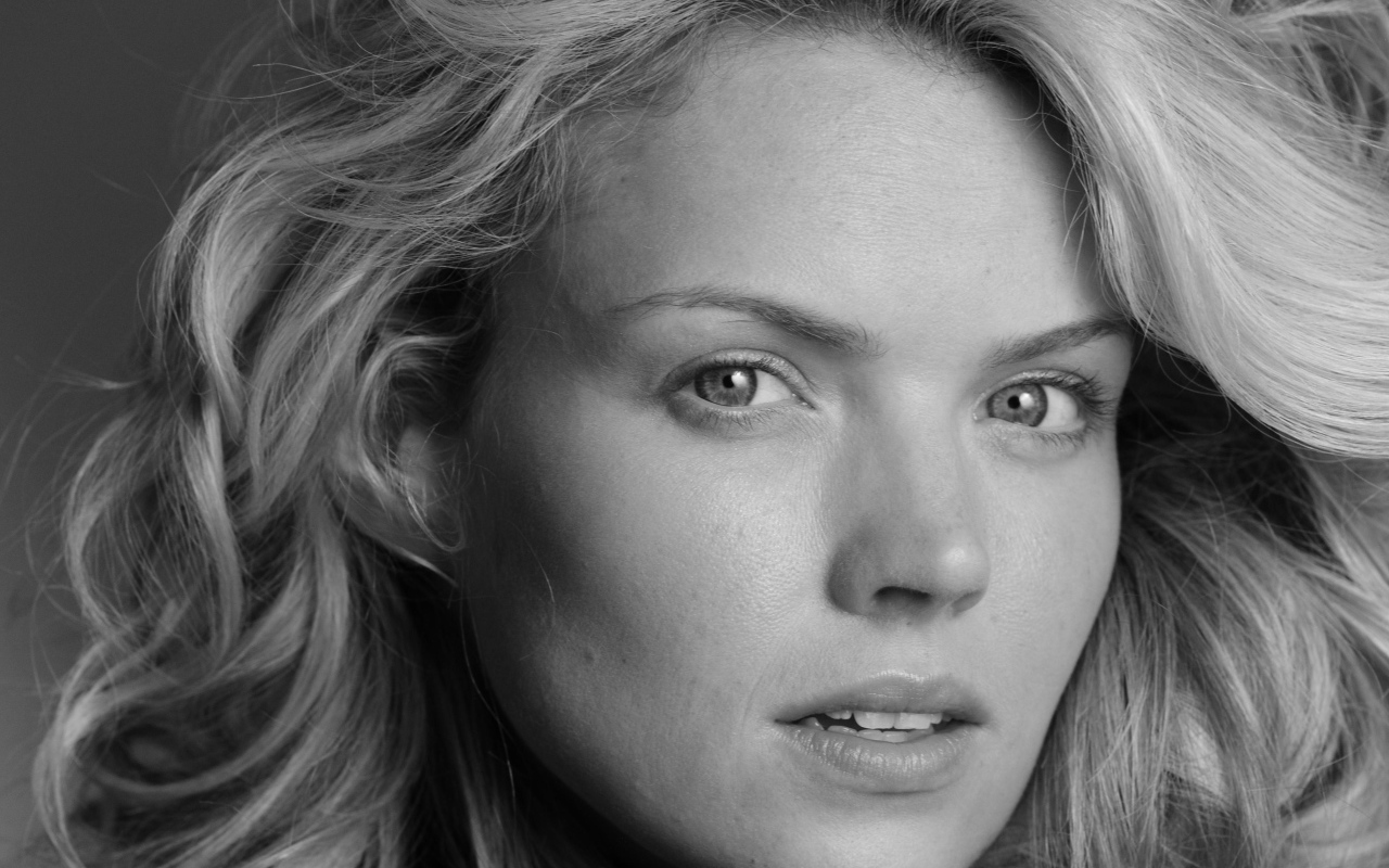 Актриса Эрин Ричардс черно - белое фото