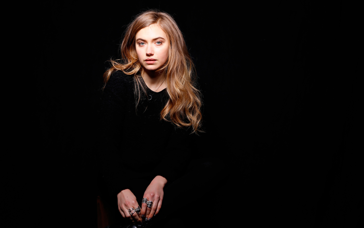 Актриса Имоджен Путс,  фото на черном фоне 