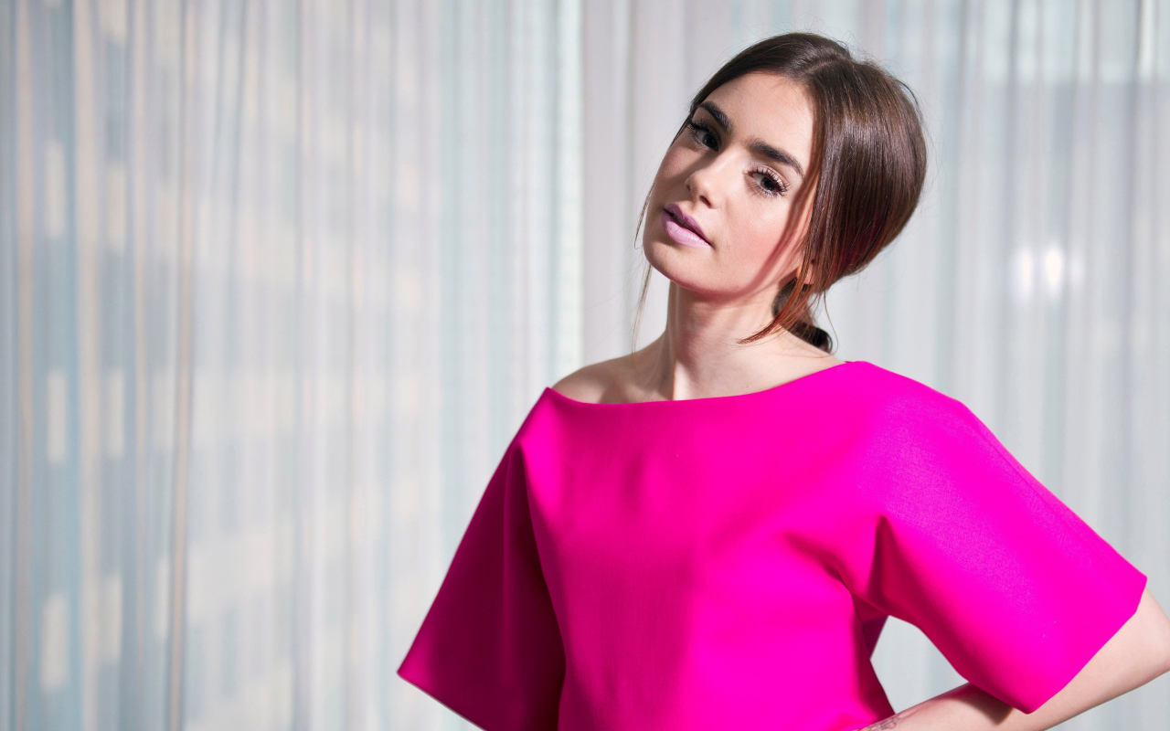 Актриса Лили Коллинз в красивом розовом платье