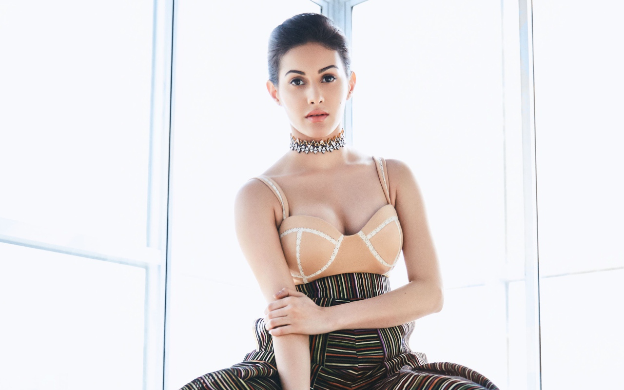 Актриса, модель Эмира Дастур