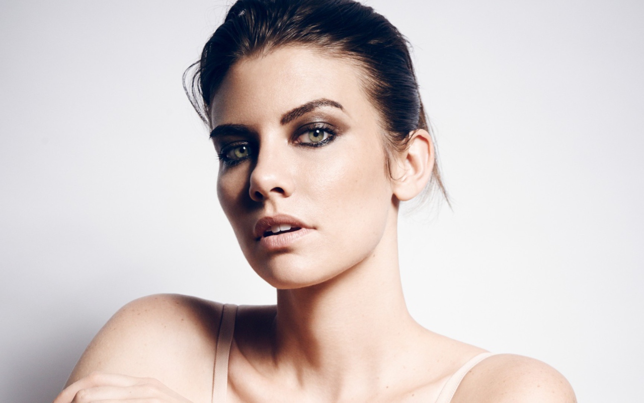 Актриса брюнетка Лорен Коэн 