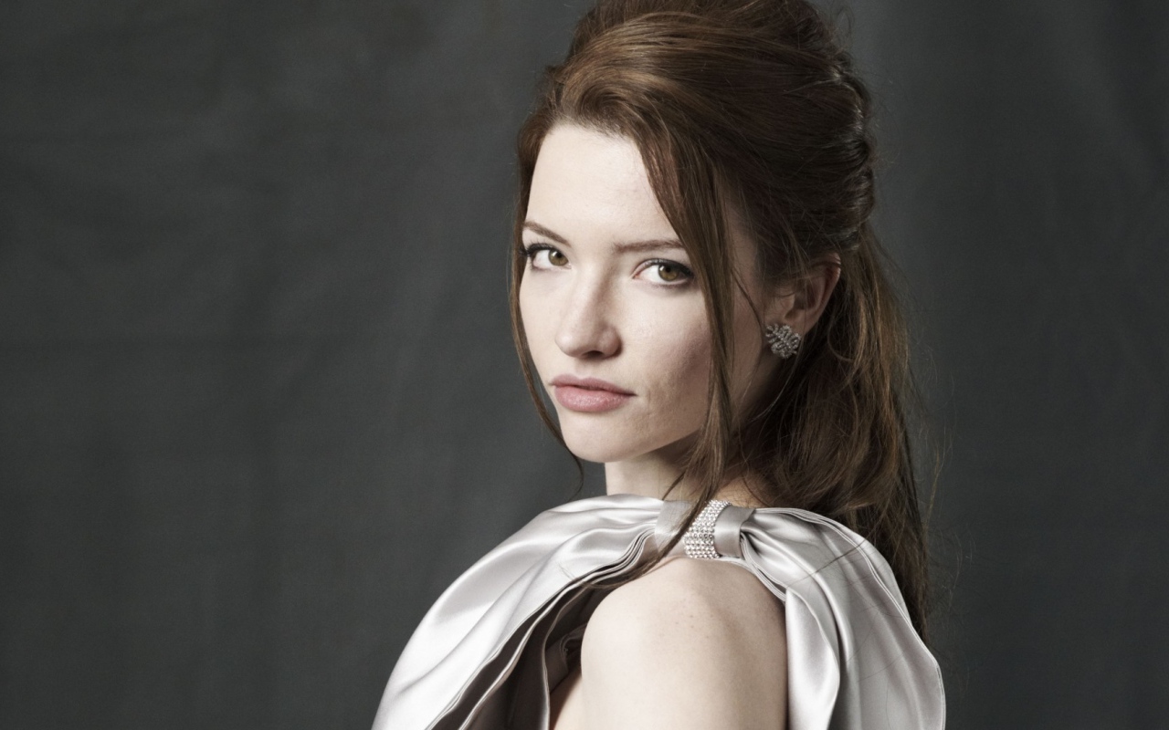 Актриса брюнетка Талула Райли 