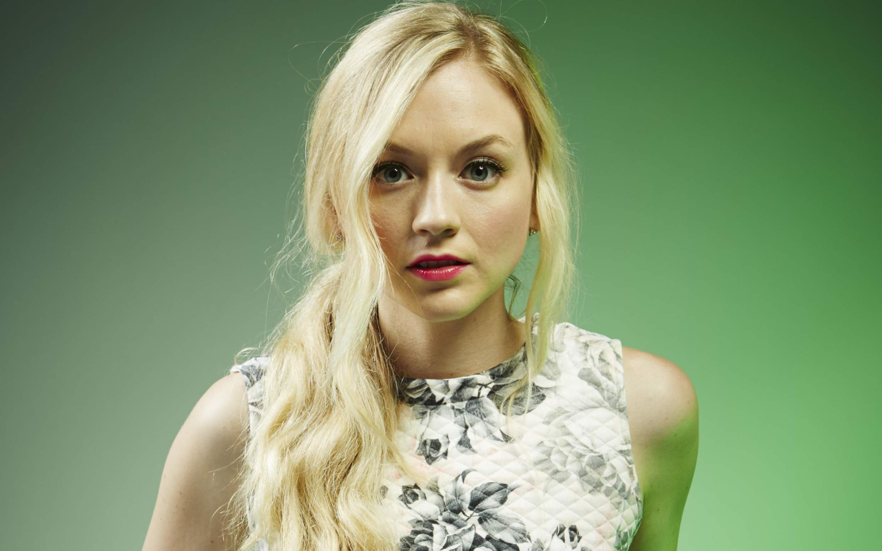 Американская актриса блондинка Эмили Кинни 