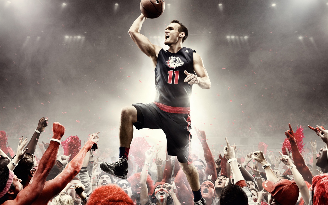 Баскетболист в прыжке над толпой 