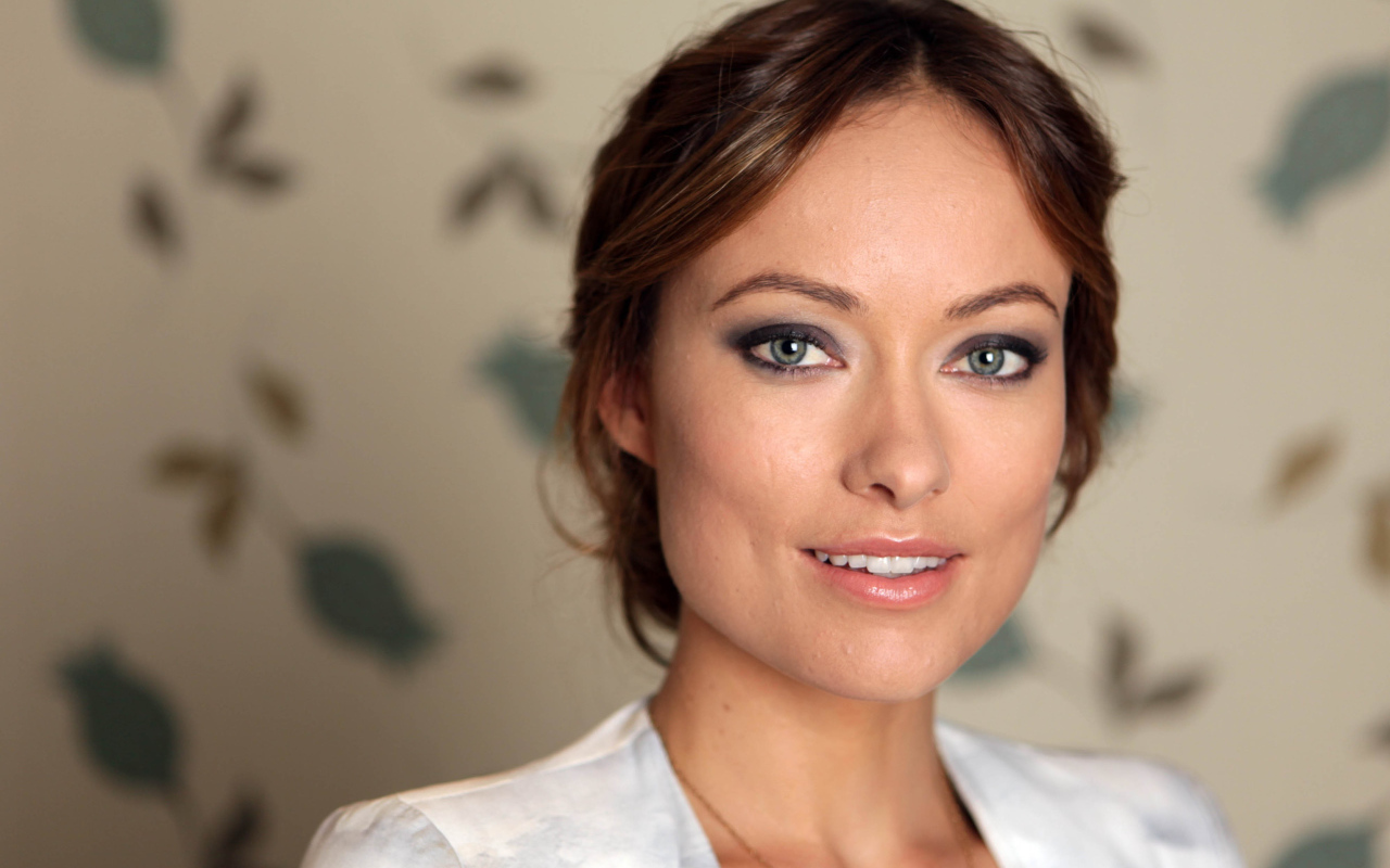Красивая актриса Оливия Уайлд с очаровательной улыбкой 