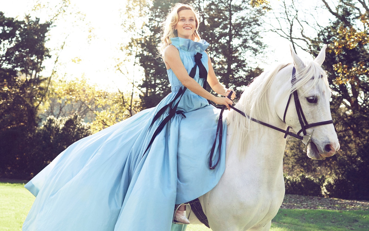 Красивая актриса Риз Уизерспун на белом коне  