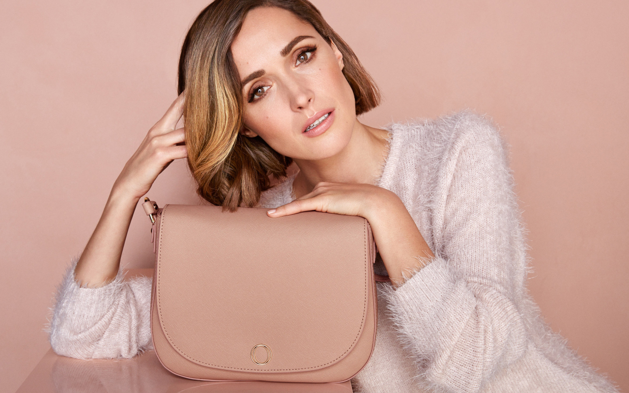 Красивая актриса Роуз Бирн в розовом свитере с сумочкой