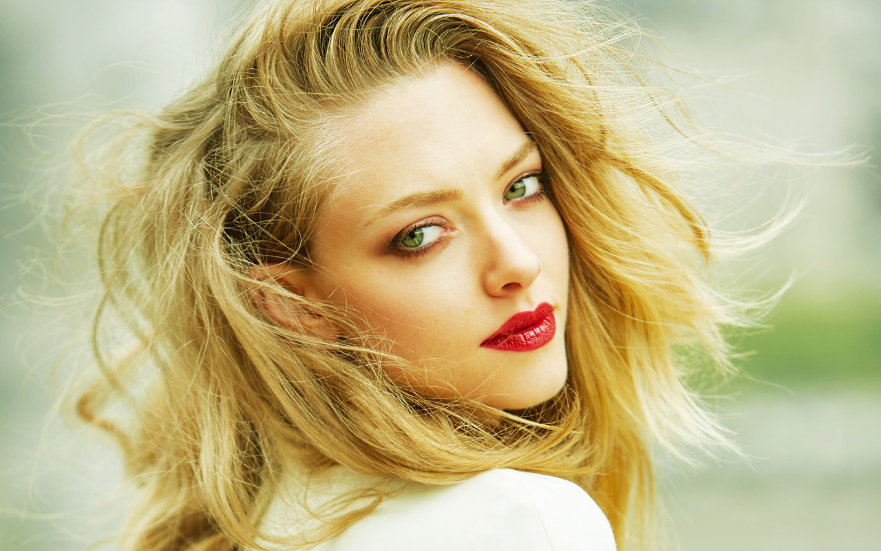 Красивая блондинка актриса Аманда Сейфрид 